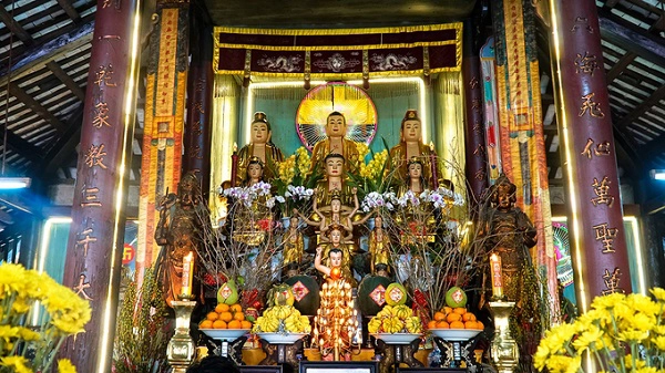 Bên trong chánh điện bài trí đơn giản nhưng trang nghiêm, không có bao lam (hình thức nghệ thuật chạm khắc) như ở các chùa cổ khác. Một số câu đối khắc liền vào cột. Ngoài những pho tượng Phật, nơi này còn có tượng Phật Thích Ca của chùa Hưng Pháp, xã Tân Qui Đông gần đó gửi. Nơi đây còn giữ được tượng Quan Công của chùa Minh Hương gửi năm 1849. Bên trong chánh điện bài trí đơn giản nhưng trang nghiêm, không có bao lam (hình thức nghệ thuật chạm khắc) như ở các chùa cổ khác. Một số câu đối khắc liền vào cột. Ngoài những pho tượng Phật, nơi này còn có tượng Phật Thích Ca của chùa Hưng Pháp, xã Tân Qui Đông gần đó gửi. Nơi đây còn giữ được tượng Quan Công của chùa Minh Hương gửi năm 1849.