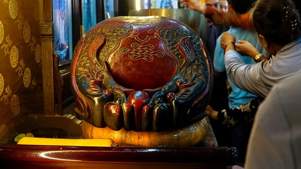 Đáng chú ý nhất bên trong chánh điện là chiếc mõ được Hoà thượng Vĩnh Tràng (đời trụ trì thứ tư) thỉnh từ ngoài Bắc về. Hoà thượng đã đi bộ 135 ngày ròng để mang chiếc mõ về chùa. Đáng chú ý nhất bên trong chánh điện là chiếc mõ được Hoà thượng Vĩnh Tràng (đời trụ trì thứ tư) thỉnh từ ngoài Bắc về. Hoà thượng đã đi bộ 135 ngày ròng để mang chiếc mõ về chùa.