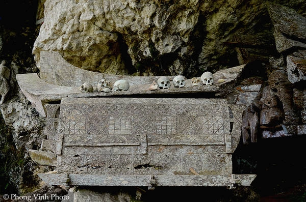 Người Toraja tin rằng cái chết không phải là một sự kiện đột ngột, mà là một quá trình được tích lũy dần dần. Vì vậy, họ luôn chuẩn bị tinh thần cho cái chết của bản thân và người thân trong gia đình. Người Toraja tin rằng cái chết không phải là một sự kiện đột ngột, mà là một quá trình được tích lũy dần dần. Vì vậy, họ luôn chuẩn bị tinh thần cho cái chết của bản thân và người thân trong gia đình.