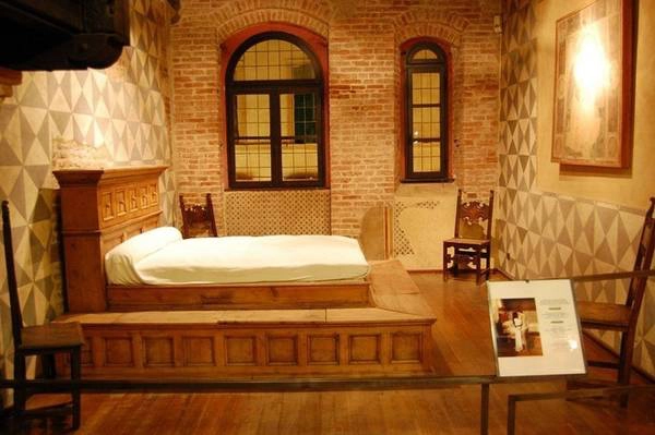 Việc trùng tu, cải tạo được thực hiện từ những năm 1930. Ngôi nhà được thêm vào một số cánh cửa chính và cửa sổ theo kiến trúc Gothic. Kể cả ban công biểu tượng cũng được xây thêm vào giai đoạn này.