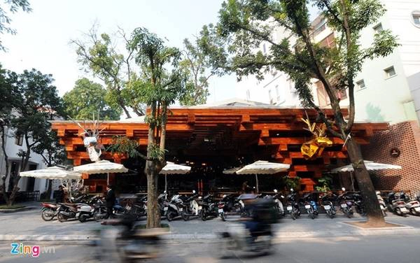 Nhà hàng rộng 1.000 m2, nằm trên mặt phố Lý Thường Kiệt (Hoàn Kiếm, Hà Nội), do nhóm kiến trúc sư Việt Nam thiết kế. Nhà hàng rộng 1.000 m2, nằm trên mặt phố Lý Thường Kiệt (Hoàn Kiếm, Hà Nội), do nhóm kiến trúc sư Việt Nam thiết kế.