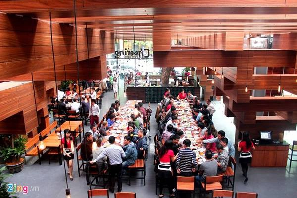 Khách tới tập trung vào buổi trưa và tối. Lúc cao điểm nơi đây phục vụ cùng lúc khoảng 500 khách/lượt. Khách tới tập trung vào buổi trưa và tối. Lúc cao điểm nơi đây phục vụ cùng lúc khoảng 500 khách/lượt.