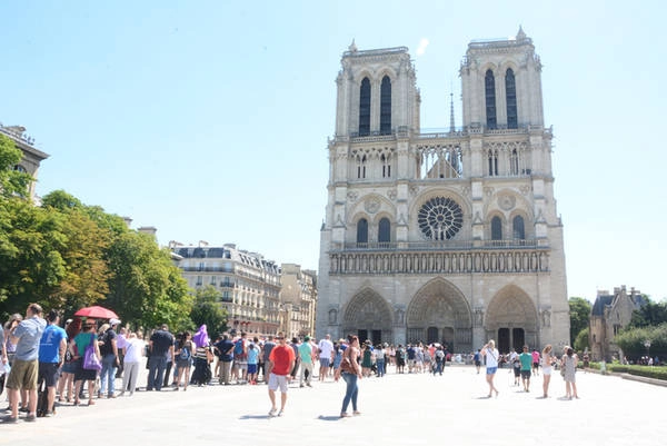 Nhà thờ Notre Dame được nhiều người Việt biết đến qua tác phẩm "Thằng gù nhà thờ Đức Bà Paris", nằm bên bờ sông Seine. Các con đường quanh nhà thờ đều có bảng chỉ dẫn hướng về đây. Cái nắng gắt 36 độ giữa mùa hè Paris cũng không thể ngăn dòng người nườm nượp xếp hàng vào tham quan. Nhà thờ Notre Dame được nhiều người Việt biết đến qua tác phẩm "Thằng gù nhà thờ Đức Bà Paris", nằm bên bờ sông Seine. Các con đường quanh nhà thờ đều có bảng chỉ dẫn hướng về đây. Cái nắng gắt 36 độ giữa mùa hè Paris cũng không thể ngăn dòng người nườm nượp xếp hàng vào tham quan.
