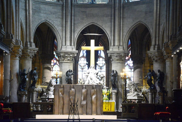 Nhà thờ Notre Dame là nơi thờ Đức Mẹ, nên các chi tiết chạm khắc trong và ngoài nhà thờ đều chủ yếu mô tả về cuộc đời của Đức Mẹ Maria. Nhà thờ Notre Dame là nơi thờ Đức Mẹ, nên các chi tiết chạm khắc trong và ngoài nhà thờ đều chủ yếu mô tả về cuộc đời của Đức Mẹ Maria.