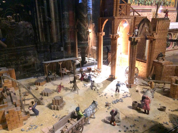 Khu vực cuối nhà thờ là nơi tái hiện lịch sử của Notre Dame từ khi bắt đầu xây dựng năm 1163. Khu vực cuối nhà thờ là nơi tái hiện lịch sử của Notre Dame từ khi bắt đầu xây dựng năm 1163.