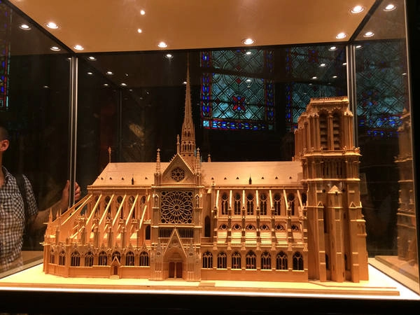 Gần đó là mô hình nhà thờ Notre Dame thu nhỏ với 3 cổng vào. Bên trái nhà thờ (ảnh trên) có cầu thang 140 bậc, cho phép lên tháp chuông, cao 68 m để ngắm cảnh Paris. Gần đó là mô hình nhà thờ Notre Dame thu nhỏ với 3 cổng vào. Bên trái nhà thờ (ảnh trên) có cầu thang 140 bậc, cho phép lên tháp chuông, cao 68 m để ngắm cảnh Paris.