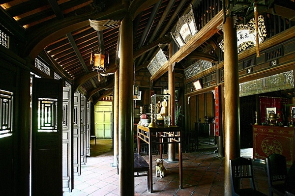 Phía trước và xung quanh nhà là sân vườn với rất nhiều loại cây bốn mùa xanh tươi, đơm hoa kết trái. Nhiều loại cây được trồng rất lâu năm, như hàng mơ ở lối vào được trồng từ những năm 1940. Nhiều loại cây ăn quả, nhiều giống cây quý hiếm khắp 3 miền cũng được đưa về đây. Có thể kể tới măng cụt, sầu riêng, thanh long… của miền nam; mơ, hồng, vài thiều… của miền bắc; thanh trà, dâu, vả… của miền trung. Phía trước và xung quanh nhà là sân vườn với rất nhiều loại cây bốn mùa xanh tươi, đơm hoa kết trái. Nhiều loại cây được trồng rất lâu năm, như hàng mơ ở lối vào được trồng từ những năm 1940. Nhiều loại cây ăn quả, nhiều giống cây quý hiếm khắp 3 miền cũng được đưa về đây. Có thể kể tới măng cụt, sầu riêng, thanh long… của miền nam; mơ, hồng, vài thiều… của miền bắc; thanh trà, dâu, vả… của miền trung.
