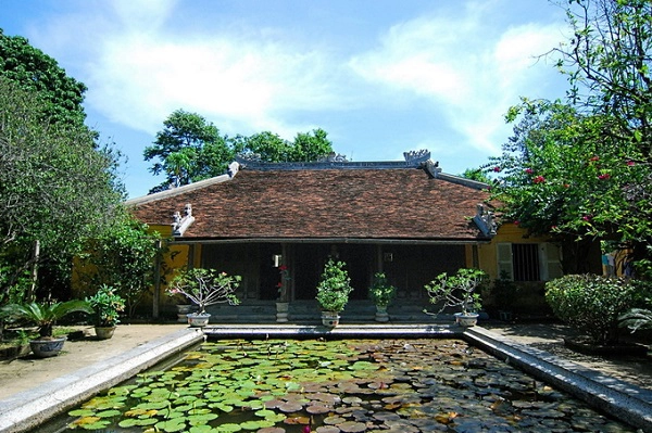 Người chủ gắn bó lâu nhất là bà Đào Thị Xuân Yến, thừa kế nhà từ 1936 đến 1997 khi chồng qua đời. Bà là vợ ông Tuần Vũ Nguyễn Đình Chi, bấy giờ ông đang giữ chức Tuần phủ Hà Tĩnh. Sinh thời, ông bà Nguyễn Đình Chi là những người có học thức, uy tín trong xã hội. An Hiên là tư gia và cũng là nơi lui tới của nhiều nhân sĩ trí thức, tao nhân mặc khách. Người chủ gắn bó lâu nhất là bà Đào Thị Xuân Yến, thừa kế nhà từ 1936 đến 1997 khi chồng qua đời. Bà là vợ ông Tuần Vũ Nguyễn Đình Chi, bấy giờ ông đang giữ chức Tuần phủ Hà Tĩnh. Sinh thời, ông bà Nguyễn Đình Chi là những người có học thức, uy tín trong xã hội. An Hiên là tư gia và cũng là nơi lui tới của nhiều nhân sĩ trí thức, tao nhân mặc khách.