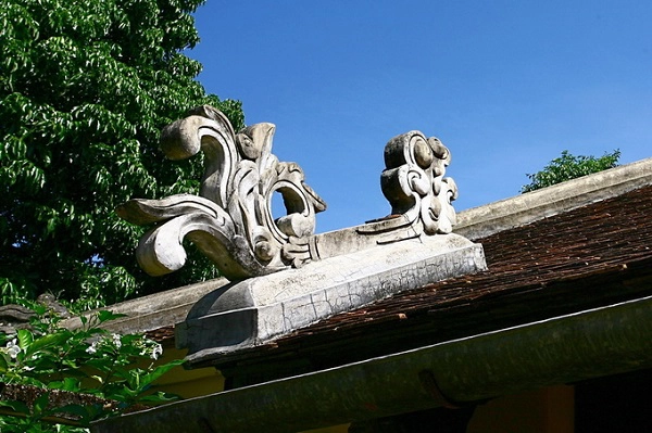 Nhà vườn An Hiên được thiết trí mẫu mực theo kiến trúc nhà vườn xứ Huế, chịu ảnh hưởng bởi thuật phong thủy. Kiến trúc và thiên nhiên hòa quyện vào nhau. Quần thể công trình rộng tới gần 5.000 m2 quay hướng chính về phía sông Hương. Chủ thể là một ngôi nhà rường nằm ở trung tâm khu vườn, rộng 135 m2. Nhà vườn An Hiên được thiết trí mẫu mực theo kiến trúc nhà vườn xứ Huế, chịu ảnh hưởng bởi thuật phong thủy. Kiến trúc và thiên nhiên hòa quyện vào nhau. Quần thể công trình rộng tới gần 5.000 m2 quay hướng chính về phía sông Hương. Chủ thể là một ngôi nhà rường nằm ở trung tâm khu vườn, rộng 135 m2.