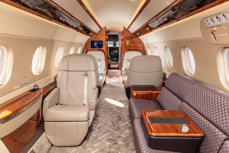 1. Embraer Legacy 500: Khác với những chuyên cơ sang trọng bậc nhất khác trong danh sách do Business Insider bình chọn, Embraer Legacy 500 là máy bay hạng trung, được thiết kế cho các chuyến bay ngắn. Với giá "chỉ" 20 triệu USD, đây cũng là máy bay rẻ nhất trong danh sách. Nhưng điều này không có nghĩa nội thất của Legacy 500 kém sang. Khoang máy bay được lót bằng da mịn và gỗ dán. Sàn nhà bằng đá sáng bóng được lót thêm lớp thảm mềm mại. Theo hãng Embraer, đây cũng là loại máy bay có khoang rộng nhất so với các chiếc cùng phân khúc, cho phép khách hàng đi đứng thoải mái. 1. Embraer Legacy 500: Khác với những chuyên cơ sang trọng bậc nhất khác trong danh sách do Business Insider bình chọn, Embraer Legacy 500 là máy bay hạng trung, được thiết kế cho các chuyến bay ngắn. Với giá "chỉ" 20 triệu USD, đây cũng là máy bay rẻ nhất trong danh sách. Nhưng điều này không có nghĩa nội thất của Legacy 500 kém sang. Khoang máy bay được lót bằng da mịn và gỗ dán. Sàn nhà bằng đá sáng bóng được lót thêm lớp thảm mềm mại. Theo hãng Embraer, đây cũng là loại máy bay có khoang rộng nhất so với các chiếc cùng phân khúc, cho phép khách hàng đi đứng thoải mái.