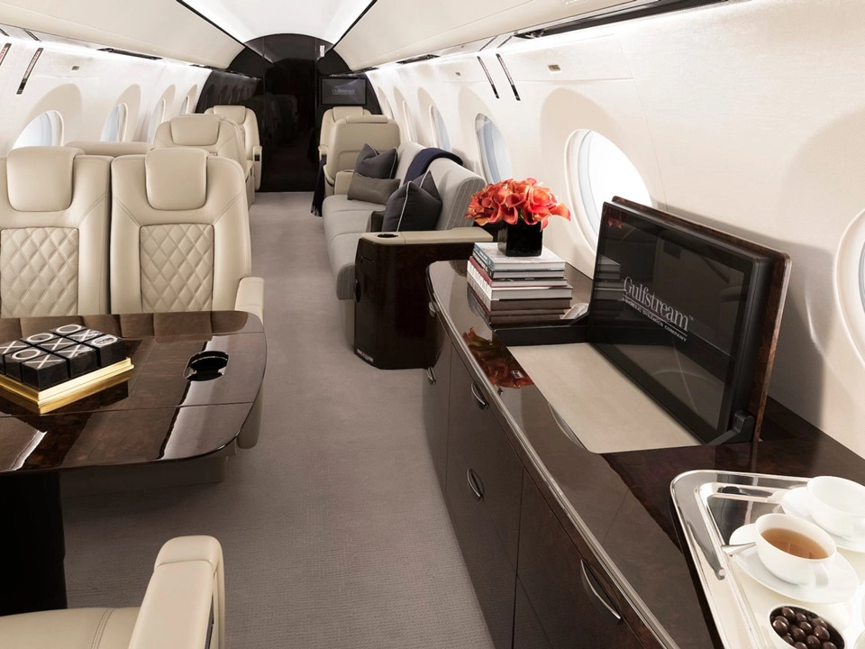 2. Gulfstream G500: Với giá 44 triệu, G500 không phải là chuyên cơ đắt nhất của hãng Gulfstream nhưng nó là sản phẩm mới nhất, dự kiến bắt đầu hoạt động vào cuối năm nay. G500 được thiết kế thành các khoang riêng biệt với các chỗ ngồi phù hợp với nhiều nhu cầu của khách hàng. Nội thất có màu sắc trang nhã, sang trọng, được chú ý đến từng chi tiết nhỏ, tạo sự thoải mái cho hành khách. 2. Gulfstream G500: Với giá 44 triệu, G500 không phải là chuyên cơ đắt nhất của hãng Gulfstream nhưng nó là sản phẩm mới nhất, dự kiến bắt đầu hoạt động vào cuối năm nay. G500 được thiết kế thành các khoang riêng biệt với các chỗ ngồi phù hợp với nhiều nhu cầu của khách hàng. Nội thất có màu sắc trang nhã, sang trọng, được chú ý đến từng chi tiết nhỏ, tạo sự thoải mái cho hành khách.
