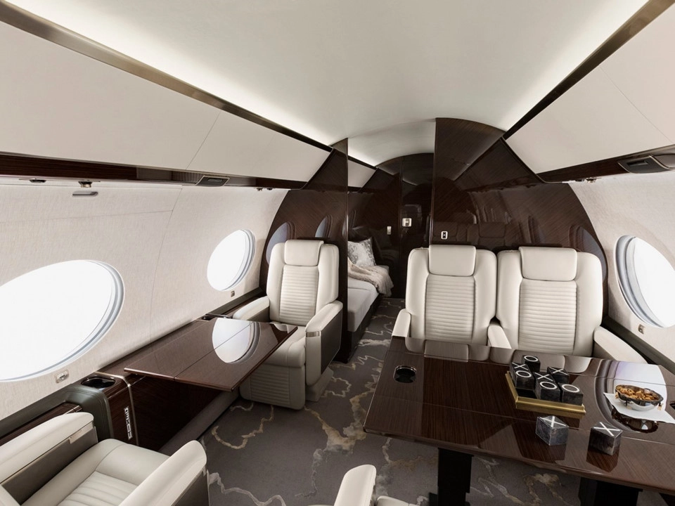 3. Gulfstream G650ER: Chiếc G650ER có giá 66,5 triệu USD, là sản phẩm chủ lực của hãng Gulfstream. Nó đạt tầm bay hơn 12.070 km, đồng nghĩa với việc có thể thực hiện chuyến bay vượt Thái Bình Dương. Mặt trong của khoang máy bay được phủ da mịn, gỗ dán và lót đá bóng loáng. Ngoài ra, hầu hết nội thất được điều khiển bằng ứng dụng trên smartphone, giúp khách hàng có thể nghỉ ngơi tốt nhất. 3. Gulfstream G650ER: Chiếc G650ER có giá 66,5 triệu USD, là sản phẩm chủ lực của hãng Gulfstream. Nó đạt tầm bay hơn 12.070 km, đồng nghĩa với việc có thể thực hiện chuyến bay vượt Thái Bình Dương. Mặt trong của khoang máy bay được phủ da mịn, gỗ dán và lót đá bóng loáng. Ngoài ra, hầu hết nội thất được điều khiển bằng ứng dụng trên smartphone, giúp khách hàng có thể nghỉ ngơi tốt nhất.