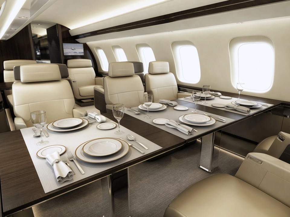 4. Bombardier Global 7000: Tương tự G650ER, Global 7000 được thiết kế để thực hiện các chặng bay dài. Một số chi tiết có thể thay đổi tùy thuộc vào nhu cầu, sở thích của khách hàng. Tuy nhiên, hãng thống nhất tuân thủ tiêu chí sang trọng, thoải mái, rộng rãi. Khoang máy bay được sắp xếp theo nhiều cách. Nó bao gồm phòng ăn đầy đủ đồ dùng cùng một rạp chiếu phim đa dụng. 4. Bombardier Global 7000: Tương tự G650ER, Global 7000 được thiết kế để thực hiện các chặng bay dài. Một số chi tiết có thể thay đổi tùy thuộc vào nhu cầu, sở thích của khách hàng. Tuy nhiên, hãng thống nhất tuân thủ tiêu chí sang trọng, thoải mái, rộng rãi. Khoang máy bay được sắp xếp theo nhiều cách. Nó bao gồm phòng ăn đầy đủ đồ dùng cùng một rạp chiếu phim đa dụng.