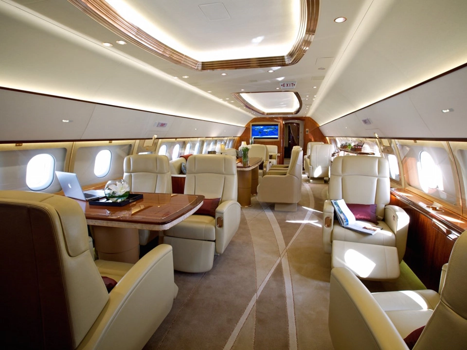 6. Airbus ACJ319Neo: Đây là phiên bản thương gia của máy bay Airbus A319neo. ACJ319Neo có giá 101,5 triệu USD, chưa tính giá các nội thất lắp đặt riêng theo yêu cầu của khách hàng. Nó có tầm bay khoảng 12.552 km, tương đương bay thẳng từ Los Angeles đến Geneva. 6. Airbus ACJ319Neo: Đây là phiên bản thương gia của máy bay Airbus A319neo. ACJ319Neo có giá 101,5 triệu USD, chưa tính giá các nội thất lắp đặt riêng theo yêu cầu của khách hàng. Nó có tầm bay khoảng 12.552 km, tương đương bay thẳng từ Los Angeles đến Geneva.