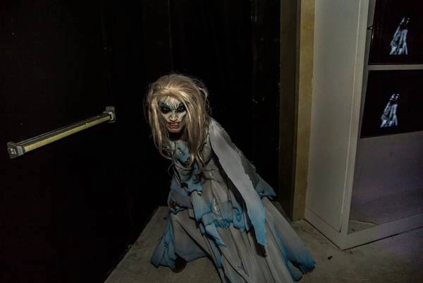 Halloween Horror Nights là sự kiện thường niên diễn ra tại Sentosa, Singapore vào dịp lễ hội ma và thu hút nhiều khách du lịch. Đến cuối tháng 9, phim trường Universal được trang hoàng với nhiều ngôi nhà ma rùng rợn. Trở lại với phiên bản lần thứ bảy từ 29/9 đến 29/10 năm nay, chủ đề Halloween năm nay là 7 Sinisters, tượng trưng cho bảy tội lỗi tìm đến và đầu thai tại thế giới hiện đại dưới hình dạng bảy con quỷ. Halloween Horror Nights 7 có năm ngôi nhà ma, hai bãi tha ma và hai màn trình diễn rùng rợn. Sự kiện này không dành cho các du khách dưới 13 tuổi.