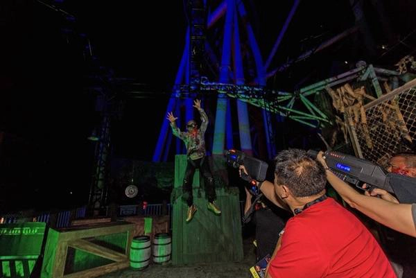 Zombie Laser Tag  Ngoài năm ngôi nhà ma, Halloween Horror Nights 7 còn mô phỏng xác sống để mỗi đội du khách gồm bốn người chơi có thể trải nghiệm cảm giác như đang là nhân vật chính trong series truyền hình nổi tiếng – Walking Dead. Các nhóm được trang bị súng tia laser để bắn hạ các xác sống. Ngoài ra, công nghệ sóng não dành cho người trưởng nhóm cũng buộc họ phải sử dụng sự tập trung để mở được cánh cửa thoát ra ngoài.