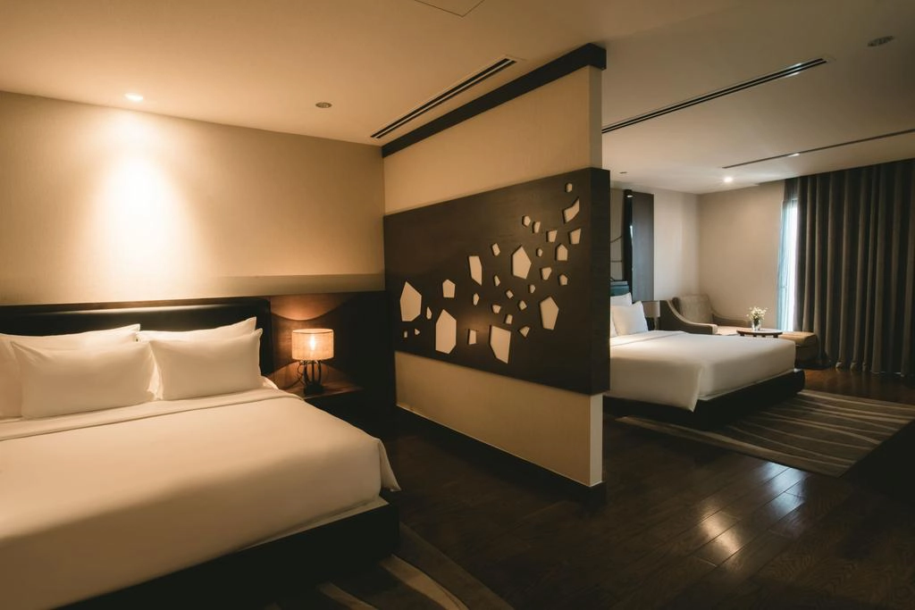 Nhà tranh vách đất mô tả ngôi nhà nơi hoạ sĩ Thành Chương sinh ra và lớn lên tại vùng đồi Yên Thế ( Nhã Nam, Bác Giang). Trong nhiều thế kỷ, nhà đất là điển hình của kiến trúc nhà dân dã thường thấy ở nông thôn Việt Nam.