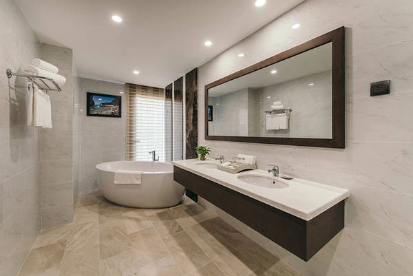 Tháp Thiên Hương là bảo tháp gốm (đất nung) cao 9m được hoạ sĩ tự tay thiết kế lấy cảm hứng từ những mẫu tháp gốm cổ thời Lý, Trần kết hợp các đường nét dân gian.