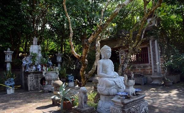 Quần thể nhỏ Việt phủ Tâm linh bao gồm các công trình kiến trúc tôn giáo với biểu hiện đầy đủ những cốt lõi tâm linh của người Việt. Các công trình tượng Phật, đền thờ Đức Thánh Trần, Điện Thờ Mẫu, nhà Thanh Tĩnh nối tiếp nhau trong khuôn viên chính giữa Việt Phủ. Nơi đây cũng thường xuyên đón tiếp các đoàn khách dâng hương lễ phật cũng như tổ chức nghi lễ hầu đồng tại Đền Thờ Mẫu.