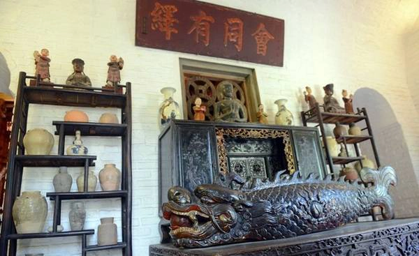 Trong không gian văn hoá mang đậm chất dân gian, gia chủ đã bỏ không ít công sức sưu tầm trong nhiều năm những cổ vật có giá trị để trưng bày theo những chủ đề nhất định.
