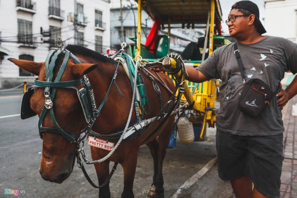 Sau khi tham quan pháo đài Santiago, du khách có thể du ngoạn các công trình cổ kính đậm nét châu Âu khác tại khu thành cổ Intramuros bằng xe ngựa kéo... Sau khi tham quan pháo đài Santiago, du khách có thể du ngoạn các công trình cổ kính đậm nét châu Âu khác tại khu thành cổ Intramuros bằng xe ngựa kéo...