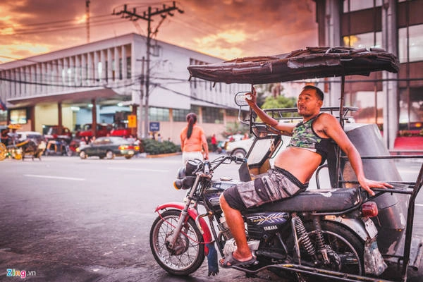 ...hoặc xe tricycle. ...hoặc xe tricycle.