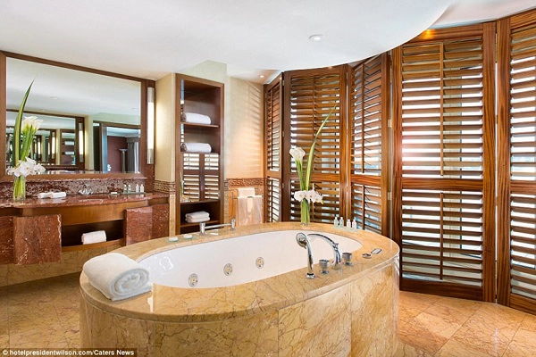Phòng tắm bên trong penthouse đắt đỏ này được làm hoàn toàn từ đá cẩm thạch, đồng thời, tất cả các sản phẩm tắm sử dụng tại đây đều đến từ thương hiệu cao cấp Hermes. Phòng tắm bên trong penthouse đắt đỏ này được làm hoàn toàn từ đá cẩm thạch, đồng thời, tất cả các sản phẩm tắm sử dụng tại đây đều đến từ thương hiệu cao cấp Hermes.