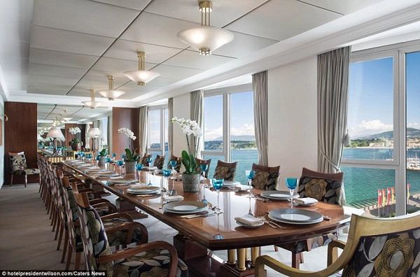 Bên trong căn hộ penthouse còn có những phòng ăn rộng lớn, có tầm nhìn toàn cảnh về không gian bên ngoài, nơi du khách có thể tổ chức các buổi gặp mặt bạn bè hay những bữa tiệc. Bên trong căn hộ penthouse còn có những phòng ăn rộng lớn, có tầm nhìn toàn cảnh về không gian bên ngoài, nơi du khách có thể tổ chức các buổi gặp mặt bạn bè hay những bữa tiệc.