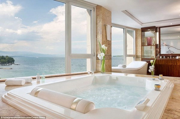 Trong số 12 phòng ngủ tại căn hộ penthouse này, có 2 phòng ngủ chính, được trang bị phòng thay đồ khổng lồ và bồn tắm nước nóng nhìn ra hồ Geneva. Trong số 12 phòng ngủ tại căn hộ penthouse này, có 2 phòng ngủ chính, được trang bị phòng thay đồ khổng lồ và bồn tắm nước nóng nhìn ra hồ Geneva.