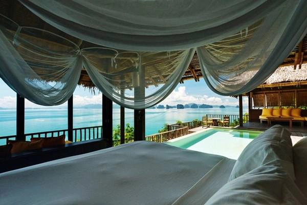 Biệt thự hướng biển số 5 của Six Senses tại vịnh Ninh Vân, Nha Trang, là căn phòng được chọn, với bể bơi được thiết kế hài hòa với vách đá, một cầu thang riêng dẫn xuống biển và nội thất sang trọng tạo ra không khí lãng mạn và riêng tư cho bất cứ cặp đôi nào.