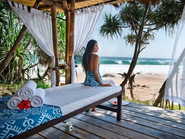Lướt sóng là trải nghiệm không thể bỏ qua với du khách nghỉ tại Nihi, tuy nhiên khu nghỉ dưỡng này có luật lệ là không quá 10 người một lần lướt sóng tại đây. Khóa dạy lướt sóng theo từng buổi có giá 250 USD/người, và được phân chia theo trình độ.