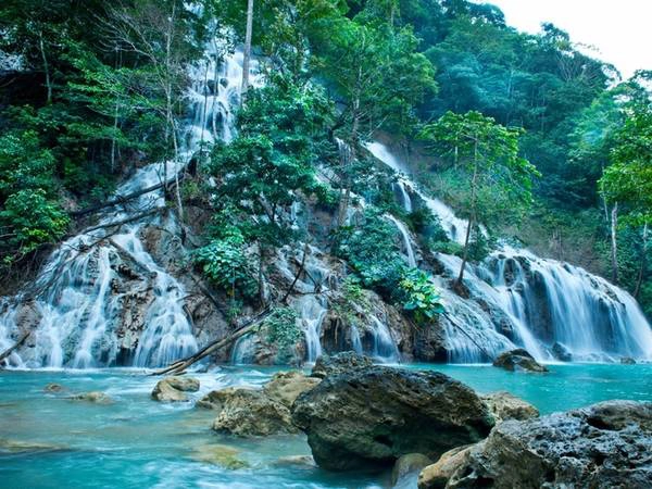 Ngoài ra, du khách có thể đặt dịch vụ giải trí khác như những chuyến khám phá thác nước quanh resort. Một chuyến trekking dài 90 phút đưa du khách tới đầm nước xanh trong, có thể bơi lội. Giá mỗi chuyến như vậy là 175 USD/người. Các trải nghiệm hấp dẫn khác là khám phá đảo bằng xe jeep hoặc đi thuyền tới các vịnh biển gần đó.