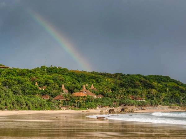 Khu resort này là doanh nghiệp lớn nhất trên đảo thuê người dân địa phương. Một phần lớn lợi nhuận từ resort được góp vào Quỹ Sumba, hỗ trợ cho các dự án giúp đỡ cộng đồng địa phương.