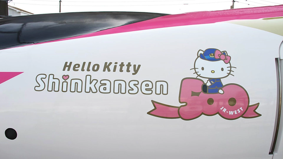 Công ty đường sắt Tây Nhật Bản vừa ra mắt con tàu cao tốc tràn ngập hình ảnh chú mèo Hello Kitty trong hệ thống tàu Shinkansen hồi cuối tháng 6 vừa qua. Con tàu sẽ vận hành trong 3 tháng tới đây phục vụ người dân và du khách đến Nhật Bản.