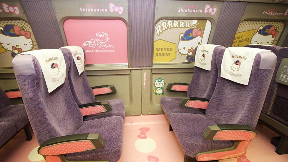 Đoàn tàu là thế giới của riêng mèo Hello Kitty. Mọi nơi đều ghi dấu hình ảnh của chú mèo, từ sàn nhà, cửa sổ, gối tựa đầu cho đến chỗ để tay. Toa tàu ngập tràn hình ảnh này mang tên Kawaii! Room, là toa tàu số 2 - được thiết kế dựa trên series phim Hello Kitty và những người bạn.