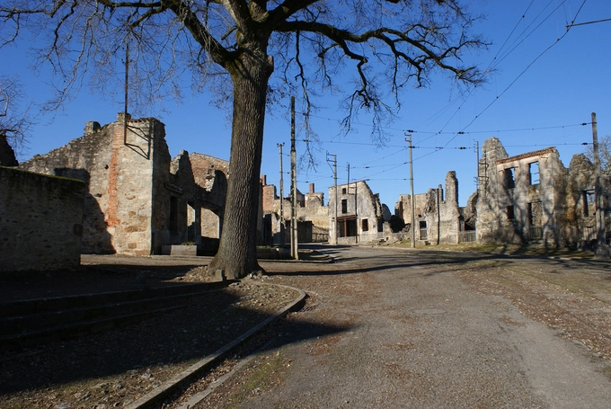 Năm 1945, tổng thống Pháp De Gaulle ra lệnh giữ nguyên các đống đổ nát của thị trấn sau cuộc thảm sát, như một cách ghi nhớ và biểu tượng cho sự đau khổ mà dân Pháp phải chịu đựng bởi Đức quốc xã. Ảnh: Tangonotturno.