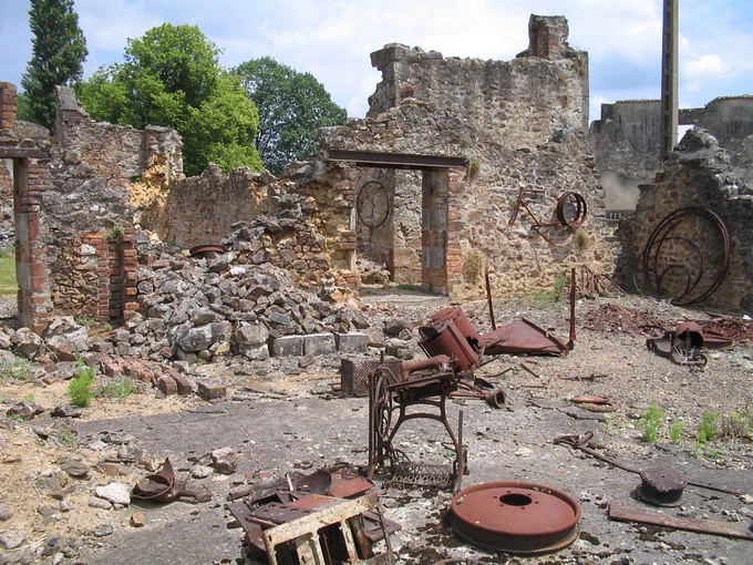 Thị trấn Oradour Sur Glane nằm ở miền Trung của Pháp, cách thành phố Limoges khoảng 24 km về phía Tây. Hầu hết học sinh Pháp ngày nay biết rõ thị trấn này. Các cơ sở giáo dục của Pháp thường xuyên tổ chức những hoạt động ngoại khóa tại đây để học sinh “tự mình trải nghiệm, thay đổi bản ngã” qua việc khám phá thị trấn và đọc thêm sách liên quan đến vụ thảm sát. Ảnh: Wikipedia.