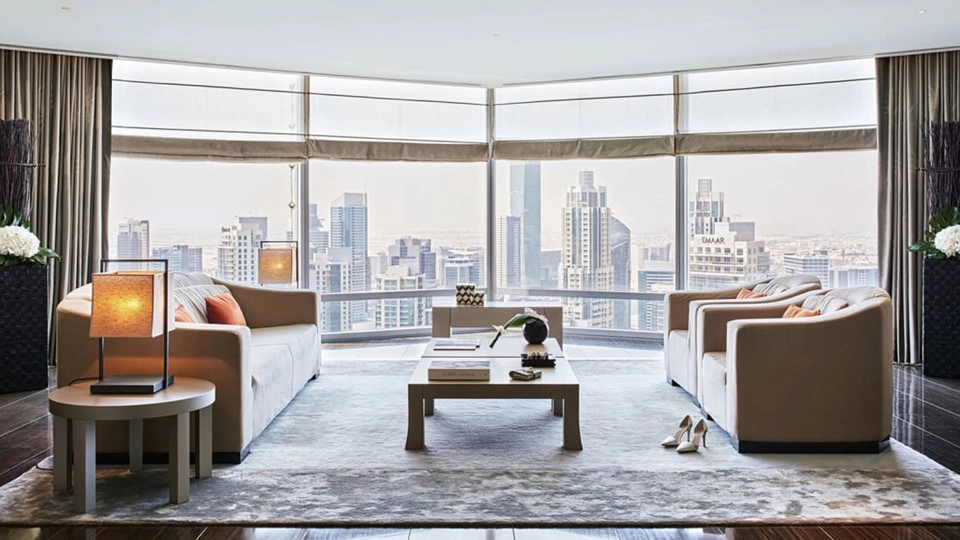 Aurmani Hotel Dubai ở Burj Khalifa được thiết kế với phong cách tối giản đặc trưng cùng nội thất màu xám nhạt và sàn gỗ phong cách Nhật Bản. 160 phòng của Armani Hotel chiếm trọn tầng 39. Mỗi phòng đều được trang trí với đồ nội thất đặt riêng và các tiện nghi hiện đại đều được điều khiển bằng iPad. Trong khi đó, Armani Residences với 144 phòng sang trọng tọa lạc từ tầng 9 đến tầng 16. Aurmani Hotel Dubai ở Burj Khalifa được thiết kế với phong cách tối giản đặc trưng cùng nội thất màu xám nhạt và sàn gỗ phong cách Nhật Bản. 160 phòng của Armani Hotel chiếm trọn tầng 39. Mỗi phòng đều được trang trí với đồ nội thất đặt riêng và các tiện nghi hiện đại đều được điều khiển bằng iPad. Trong khi đó, Armani Residences với 144 phòng sang trọng tọa lạc từ tầng 9 đến tầng 16.