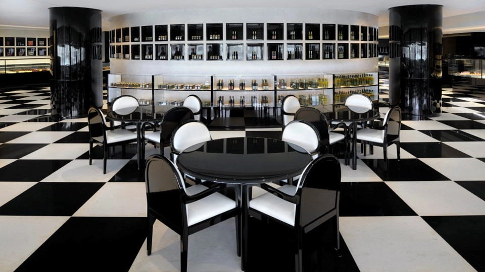 Nhà hàng Deli ở tầng trệt phục vụ bánh, cafe và bữa trưa lấy cảm hứng từ phong cách Italy. Nhà hàng Deli ở tầng trệt phục vụ bánh, cafe và bữa trưa lấy cảm hứng từ phong cách Italy.