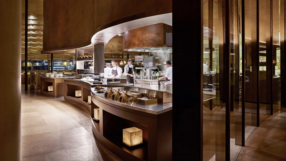 Armani's Ristorante là một nhà hàng Italy cao cấp với phong cách trang trí hiện đại. Armani's Ristorante là một nhà hàng Italy cao cấp với phong cách trang trí hiện đại.
