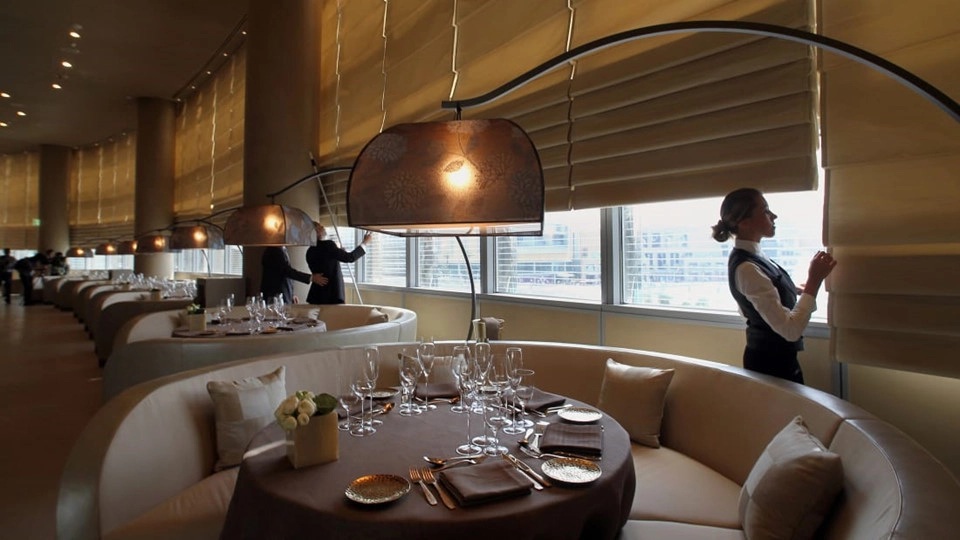 Thực tế, tại đây, Armani có các nhà hàng của phục vụ theo nhiều phong cách đến từ Italy, Ấn Độ, Trung Âu và Địa Trung Hải. Thực tế, tại đây, Armani có các nhà hàng của phục vụ theo nhiều phong cách đến từ Italy, Ấn Độ, Trung Âu và Địa Trung Hải.