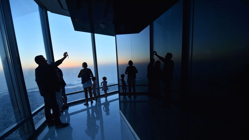Đứng trên đài quan sát At The Top, du khách có thể ngắm nhìn quang cảnh rộng lớn khắp Dubai, vùng Vịnh và sa mạc. Đứng trên đài quan sát At The Top, du khách có thể ngắm nhìn quang cảnh rộng lớn khắp Dubai, vùng Vịnh và sa mạc.