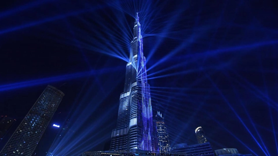 Ngoài danh hiệu là tòa nhà cao nhất thế giới, Burj Khalifa còn giữ hàng loạt danh hiệu như tầng quan sát cao nhất thế giới, thang máy có khoảng cách đi lại dài nhất thế giới và bể bơi cao nhất thế giới trong một tòa nhà (tầng 76). Ngoài danh hiệu là tòa nhà cao nhất thế giới, Burj Khalifa còn giữ hàng loạt danh hiệu như tầng quan sát cao nhất thế giới, thang máy có khoảng cách đi lại dài nhất thế giới và bể bơi cao nhất thế giới trong một tòa nhà (tầng 76).