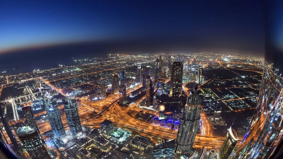 Quang cảnh nhìn từ Burj Khalifa vô cùng ấn tượng, đặc biệt sau khi mặt trời lặn. Quang cảnh nhìn từ Burj Khalifa vô cùng ấn tượng, đặc biệt sau khi mặt trời lặn.