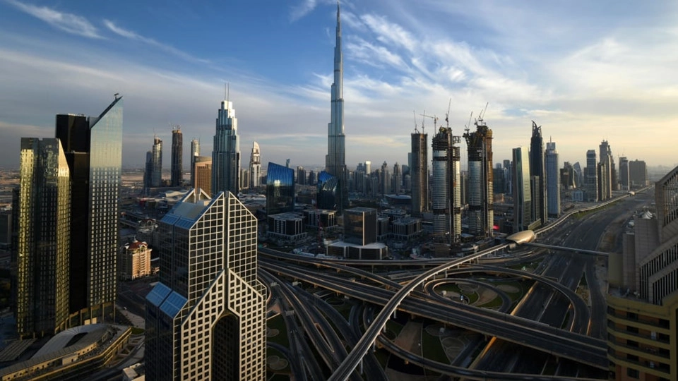 Người truyền linh hồn cho Burj Khalifa là Adrian Smith, một kiến trúc sư người Mỹ. Ông đã thiết kế tòa nhà dựa theo cảm hứng từ loài hoa Spider Lily, thường xuất hiện tại miền nam nước Mỹ, Nam Mỹ và Mexico. Người truyền linh hồn cho Burj Khalifa là Adrian Smith, một kiến trúc sư người Mỹ. Ông đã thiết kế tòa nhà dựa theo cảm hứng từ loài hoa Spider Lily, thường xuất hiện tại miền nam nước Mỹ, Nam Mỹ và Mexico.