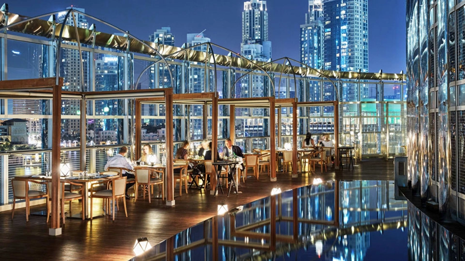 Một trong những điểm nhấn của tòa nhà cao nhất thế giới là khách sạn Armani Hotel Dubai, quản lý các nhà hàng cung cấp các món ăn thượng hạng trong khung cảnh ngoạn mục. Mỗi khách đến đây đều được đối xử như VIP và có quản gia riêng. Ngoài ra, khách sạn cũng có các phòng spa được thiết kế theo phong cách riêng và đồ vệ sinh cá nhân hiệu Armani. Một trong những điểm nhấn của tòa nhà cao nhất thế giới là khách sạn Armani Hotel Dubai, quản lý các nhà hàng cung cấp các món ăn thượng hạng trong khung cảnh ngoạn mục. Mỗi khách đến đây đều được đối xử như VIP và có quản gia riêng. Ngoài ra, khách sạn cũng có các phòng spa được thiết kế theo phong cách riêng và đồ vệ sinh cá nhân hiệu Armani.