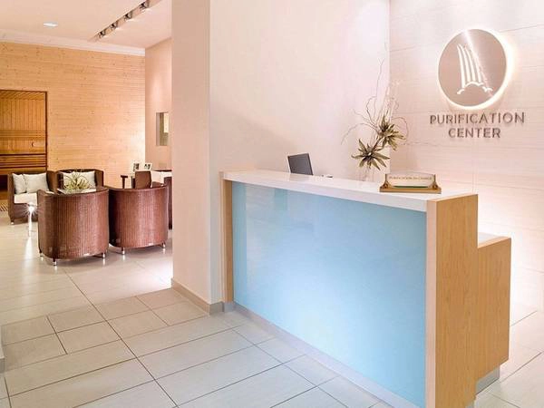 Lối vào trung tâm Thanh Tẩy, nơi thực hiện nghĩ lễ “giúp các tín đồ Scientology giải phóng bản thân khỏi các tổn hại về thể chất và tinh thần do chất gây nghiện và chất độc gây ra”. Lối vào trung tâm Thanh Tẩy, nơi thực hiện nghĩ lễ “giúp các tín đồ Scientology giải phóng bản thân khỏi các tổn hại về thể chất và tinh thần do chất gây nghiện và chất độc gây ra”.
