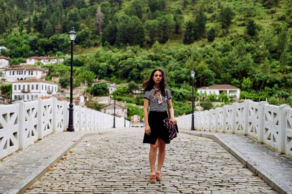 Cây cầu nối qua dòng sông Osum dẫn vào thị trấn.Cây cầu nối qua dòng sông Osum dẫn vào thị trấn.
