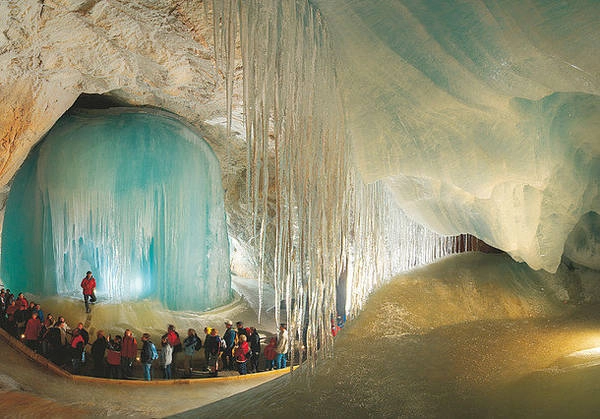 Động băng Eisriesenwelt lớn nhất thế giới đón hàng trăm ngàn lượt khách tham quan mỗi năm - Ảnh: austria.info