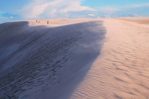 Khám phá cồn cát di động ở sa mạc Bledow - Ảnh: skyscrapercity